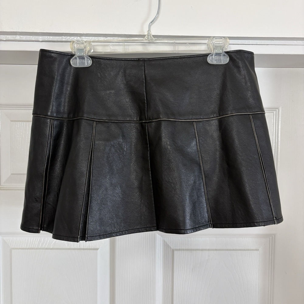NWT Black Faux Vegan Leather Pleated Mini Skirt Side Zip Size Large Moto Goth